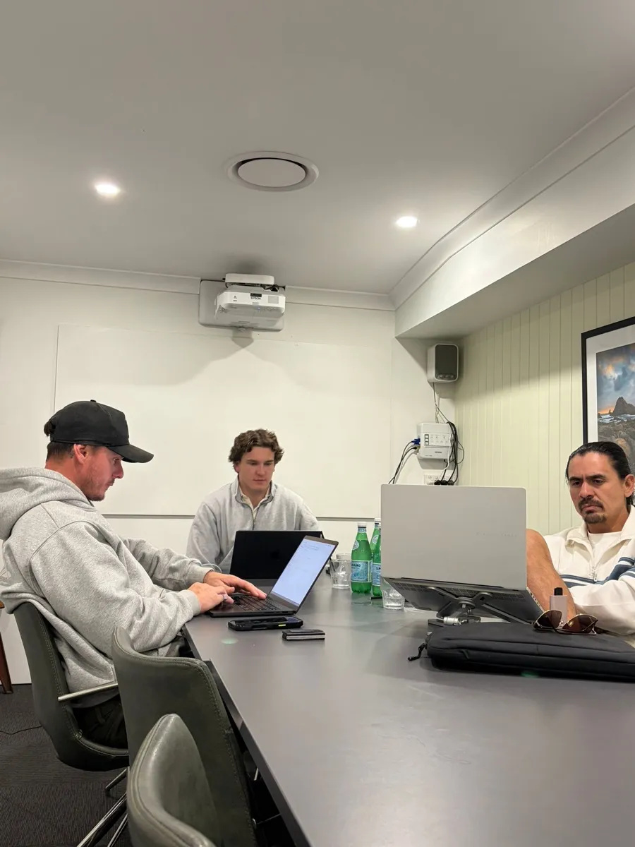 Echelon and clients working side by side during a build session